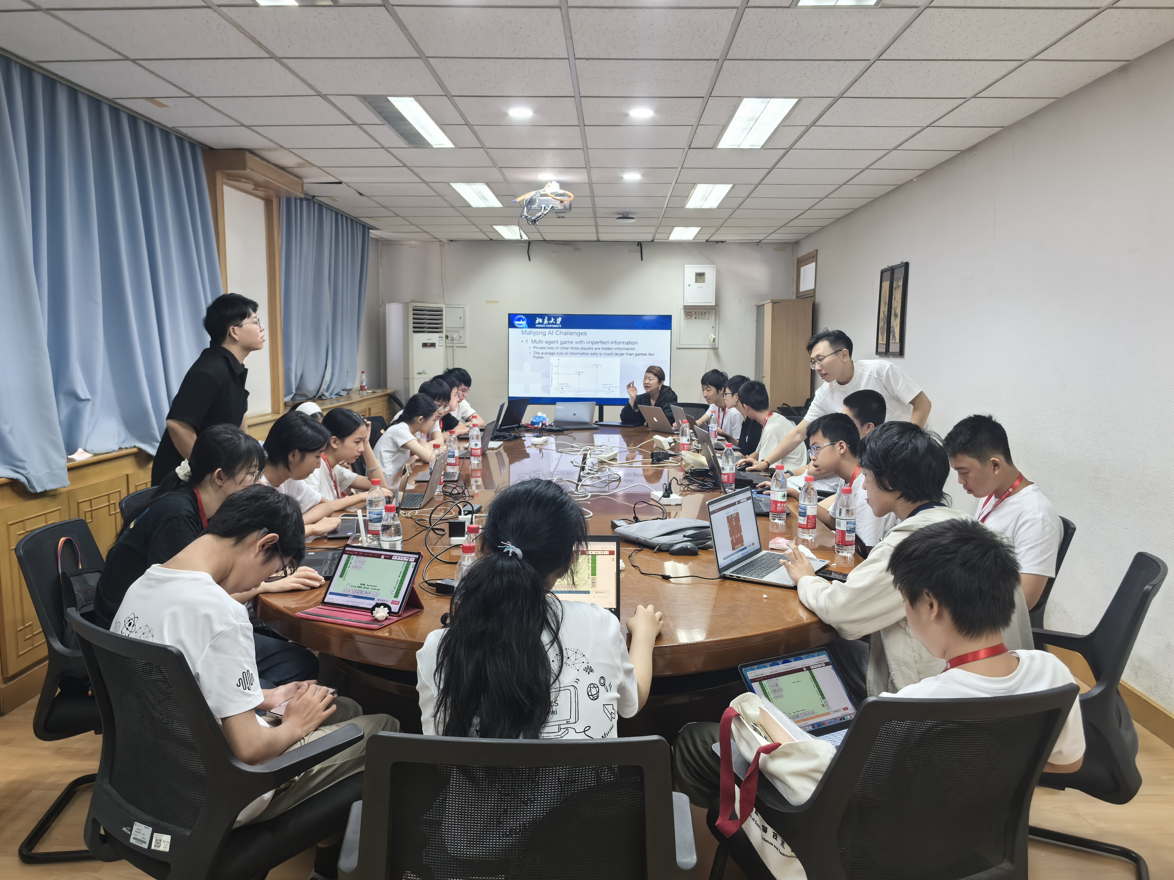 营员与教师在人工智能实验室交流互动 营员与教师在人工智能实验室交流互动