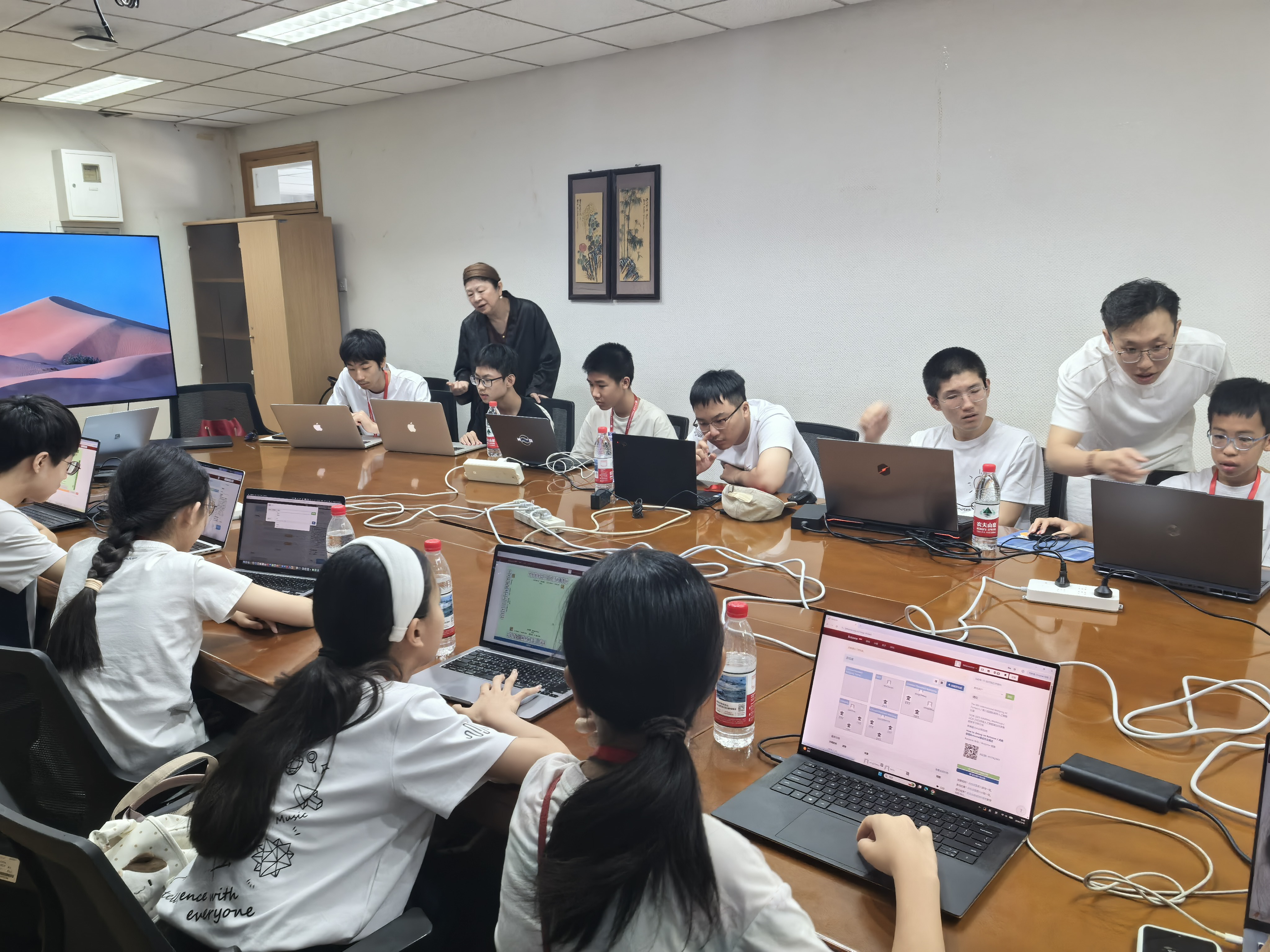 营员在北京大学人工智能实验室参观学习
